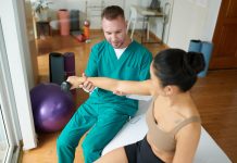 Zabiegi kosmetyczne a fizjoterapeutyczne – kluczowe różnice i ich wpływ na ciało