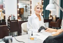 Psychologia sprzedaży w salonach beauty: Jak przekonywać klientów do wydania większej kwoty?